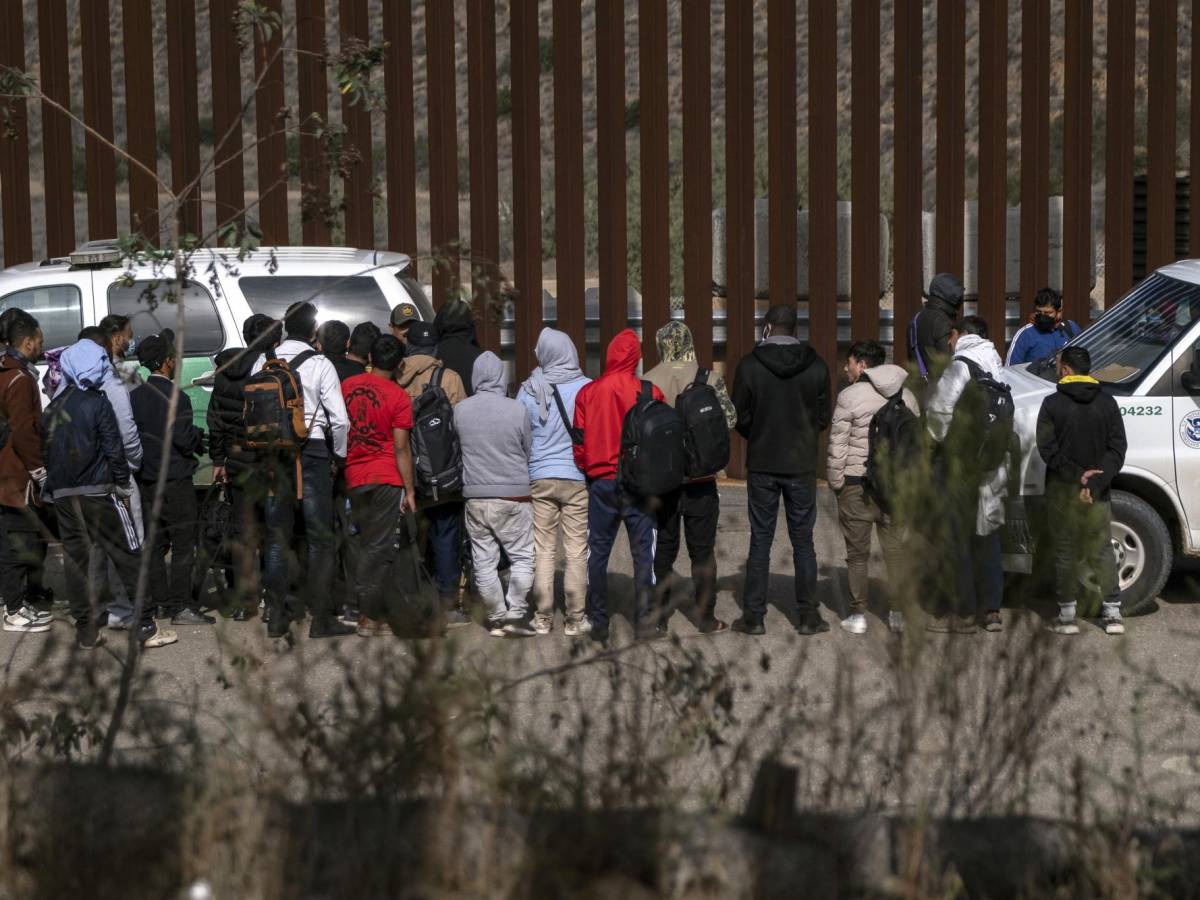 Cientos de migrantes cruzan a EEUU para pedir asilo tras fallo judicial