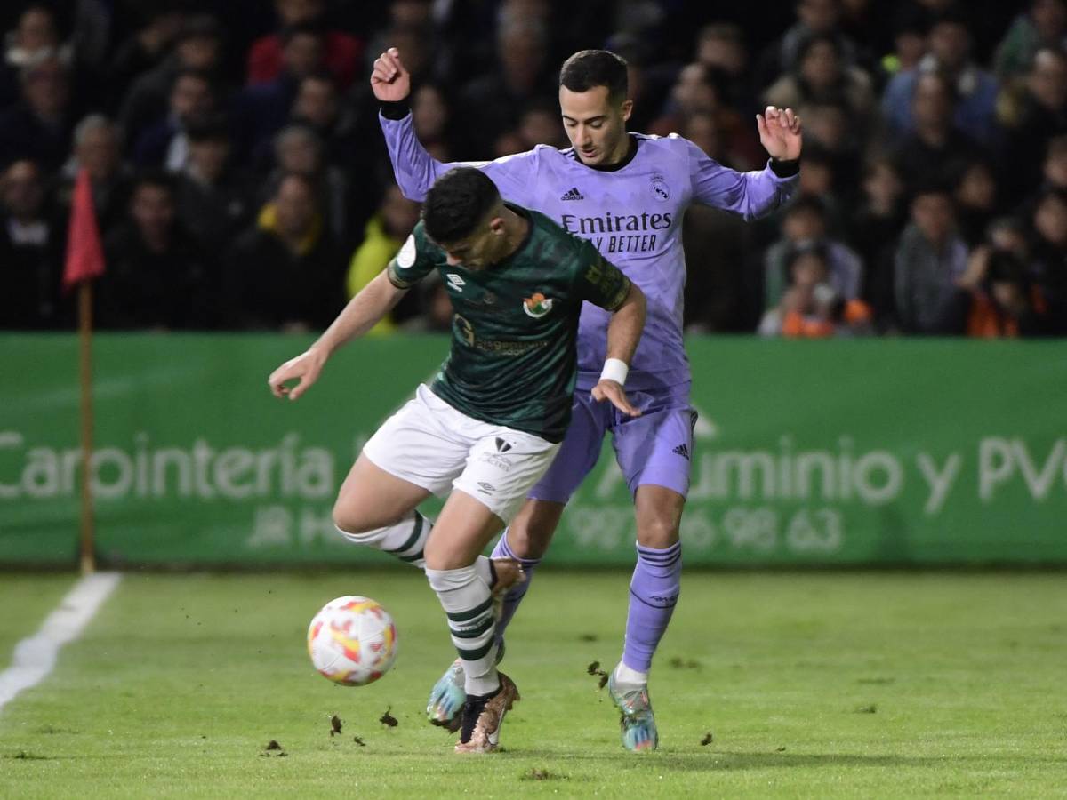 El entrenador se quejó del césped.