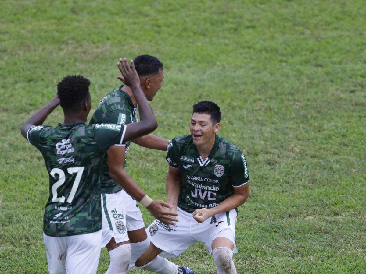 Francisco Martínez celebrando su gol con sus compañeros.