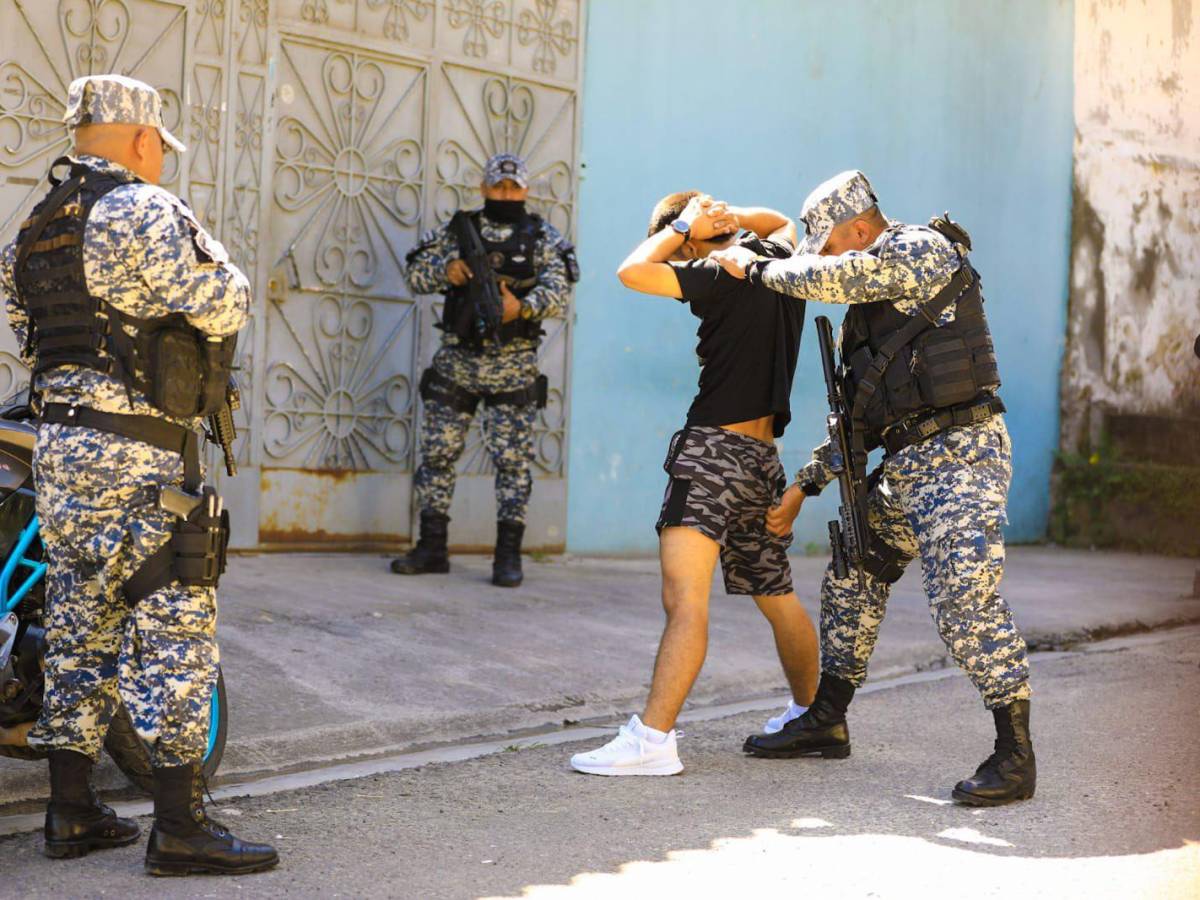 Militares y policías realizan revisiones a los ciudadanos de Soyapango este domingo.