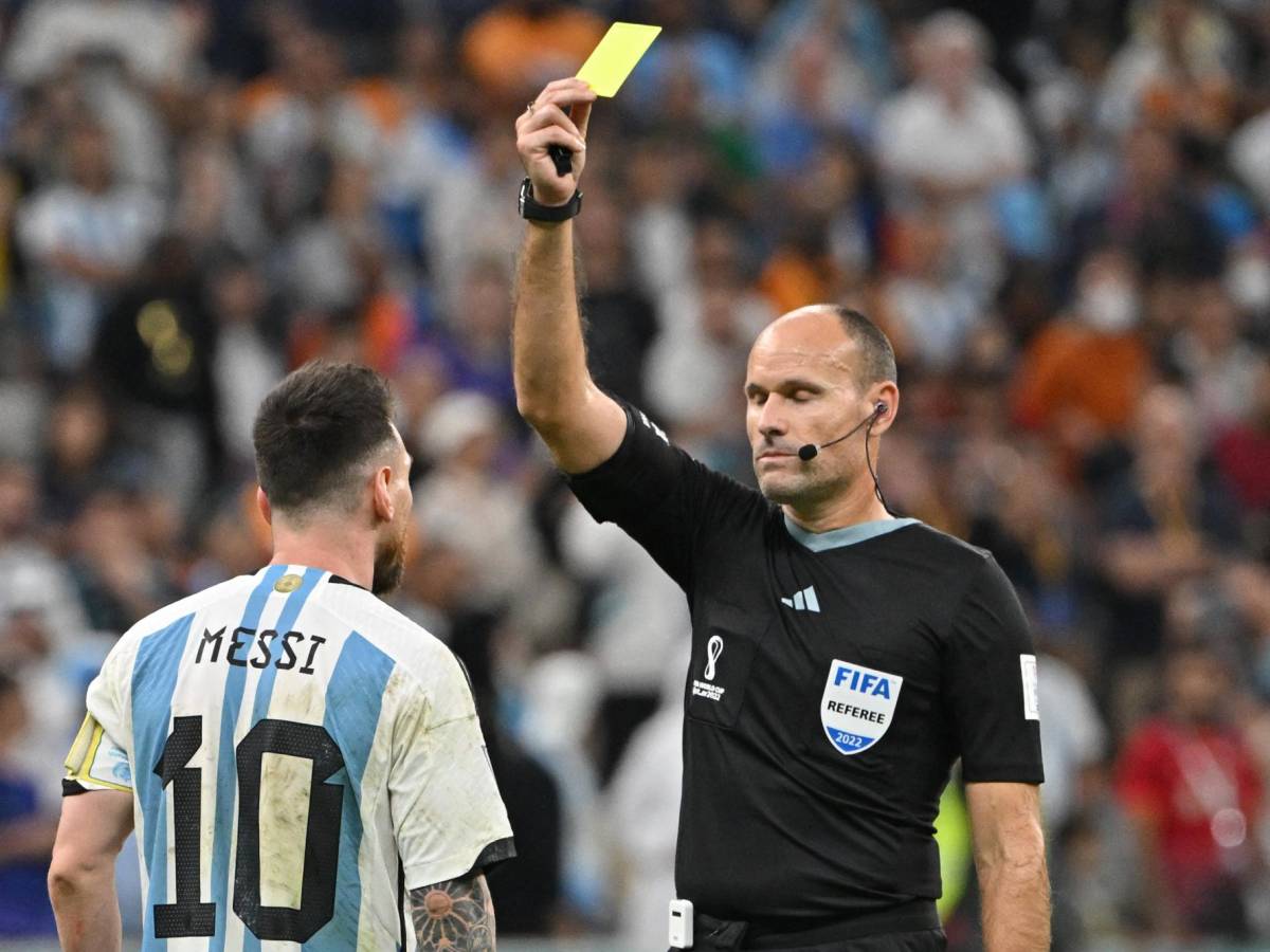 Mateu Lahoz le msotró una tarjeta amarilla a Lionel Messi.