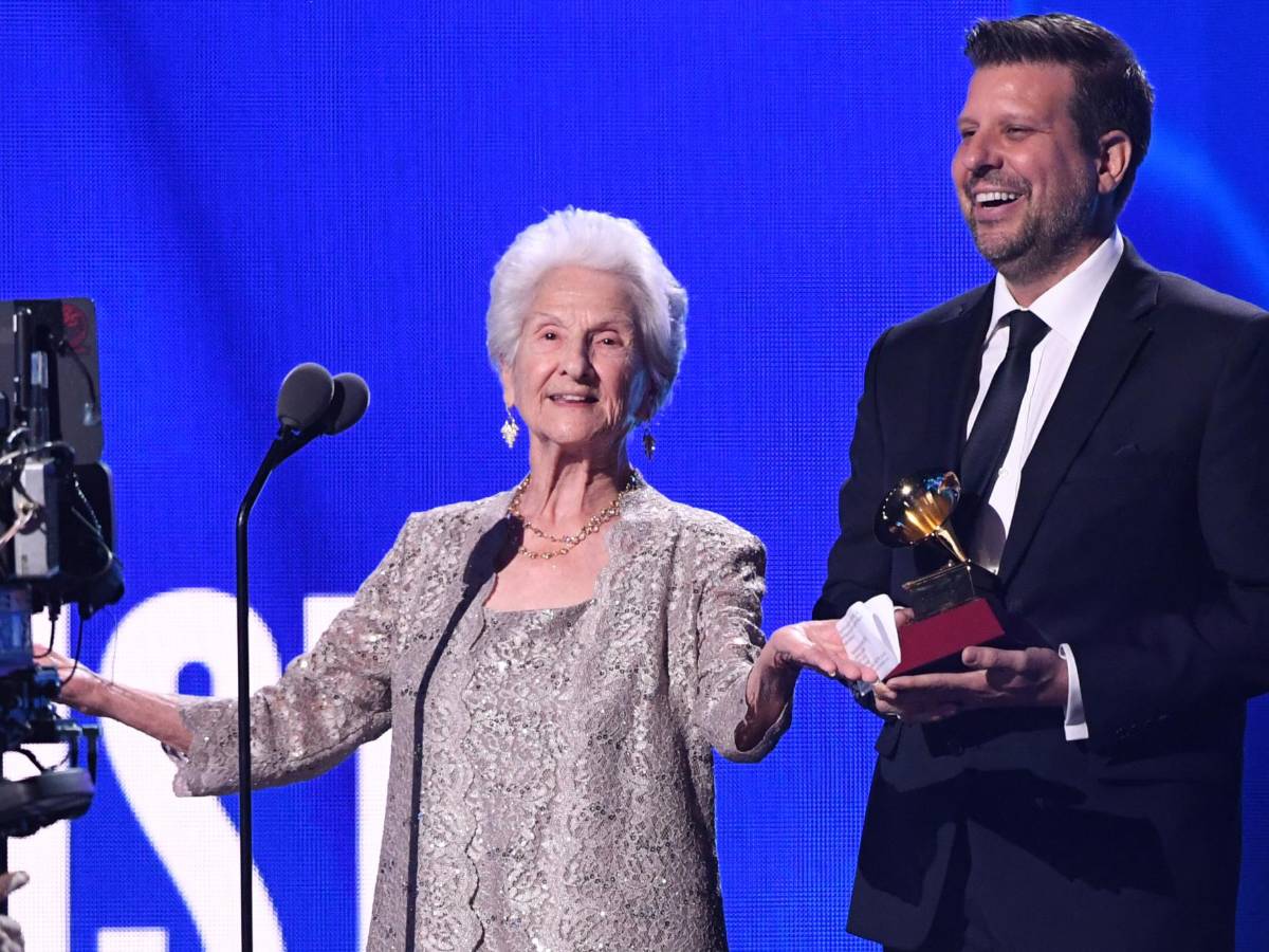 “Nunca es tarde”: cantante de 95 años se lleva el Grammy Latino a artista revelación