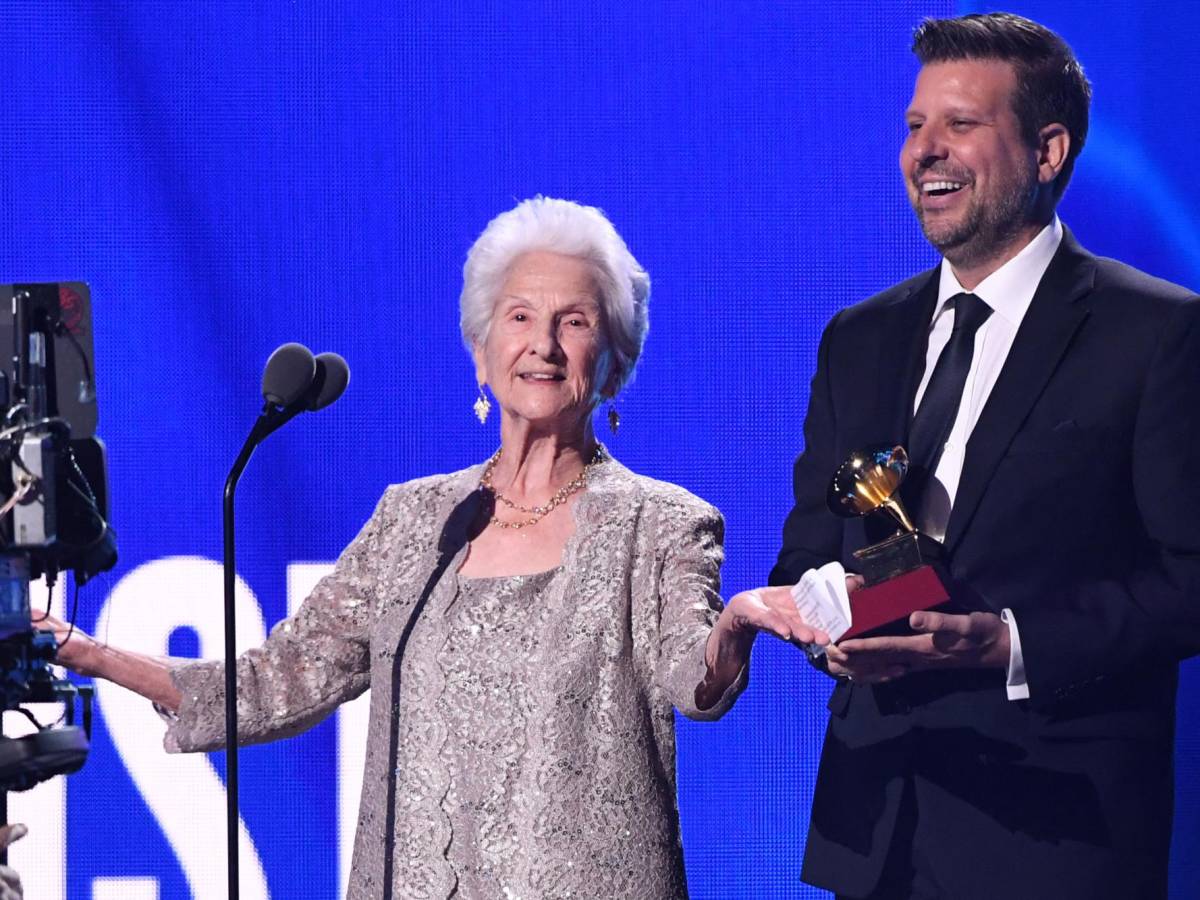 “Nunca es tarde”: cantante de 95 años se lleva el Grammy Latino a artista revelación