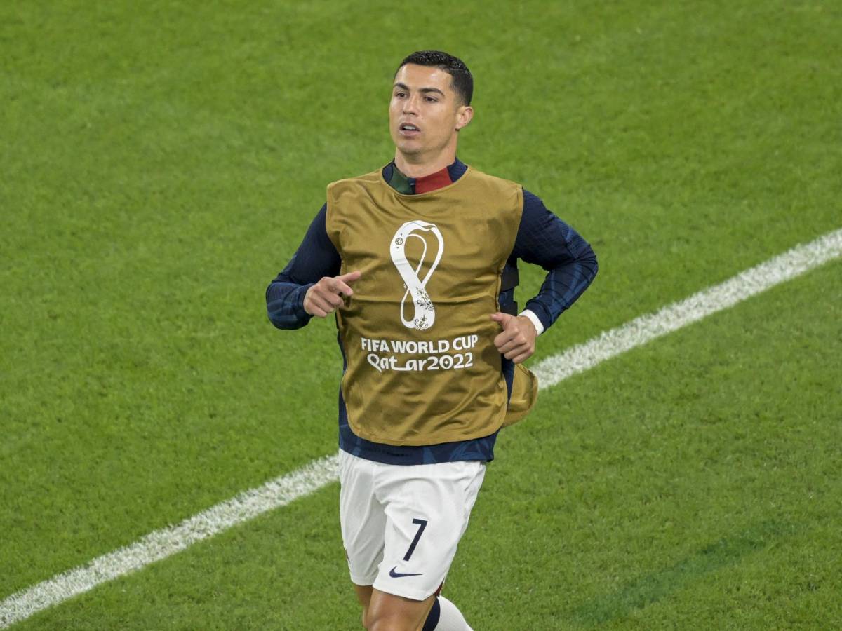 Cristiano Ronaldo realizando entrenamientos previo a ingresar al partido.