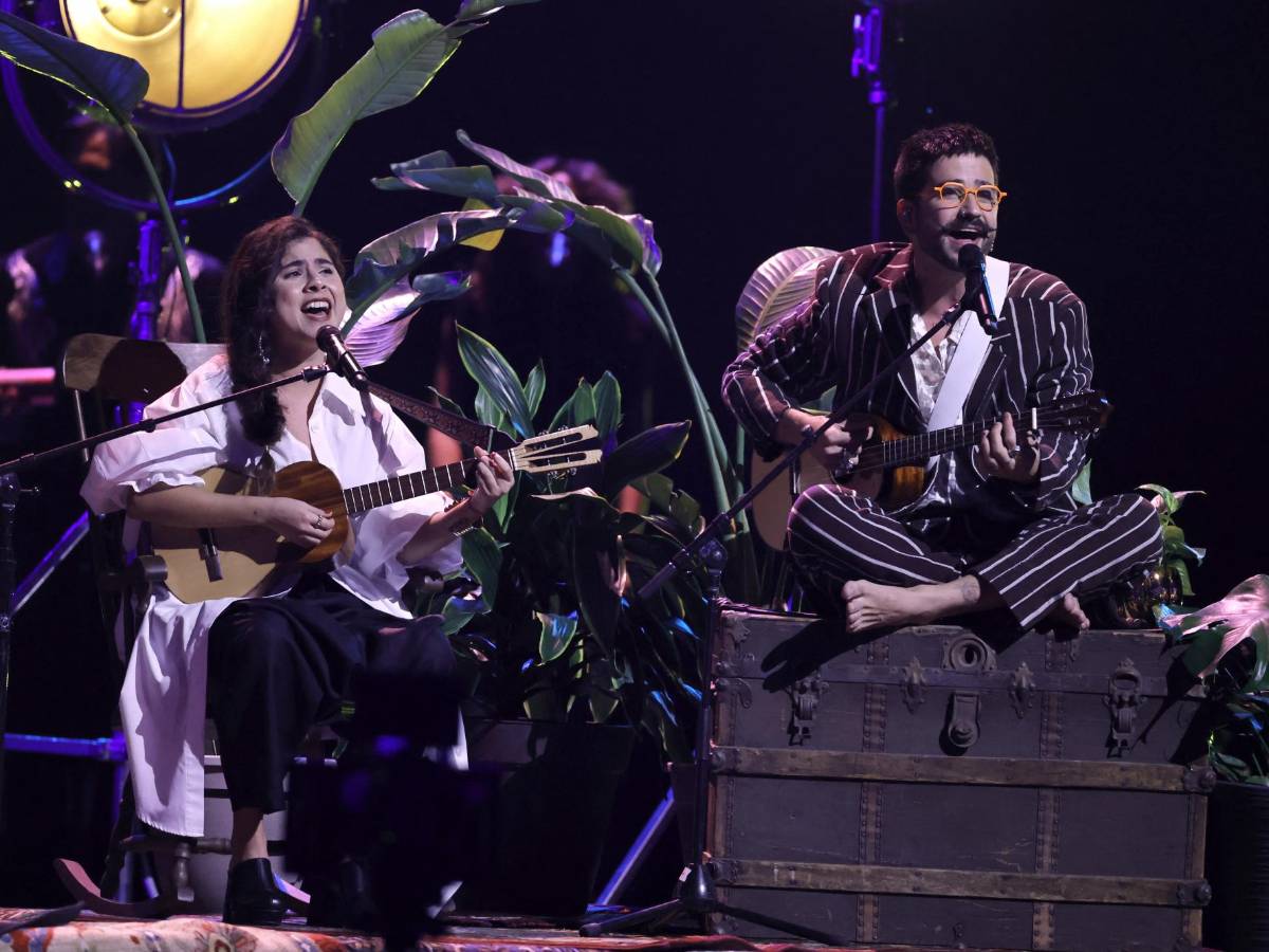 Silvana Estrada actuó esta noche junto a Camilo , Carlos Vives y Nicole Zignago.