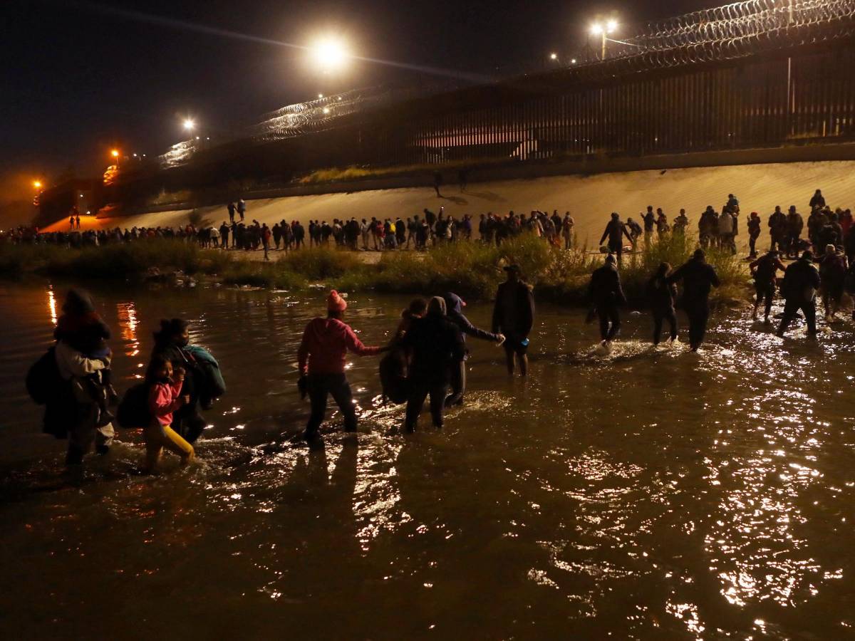 Cientos de migrantes cruzan el río Bravo y se entregan