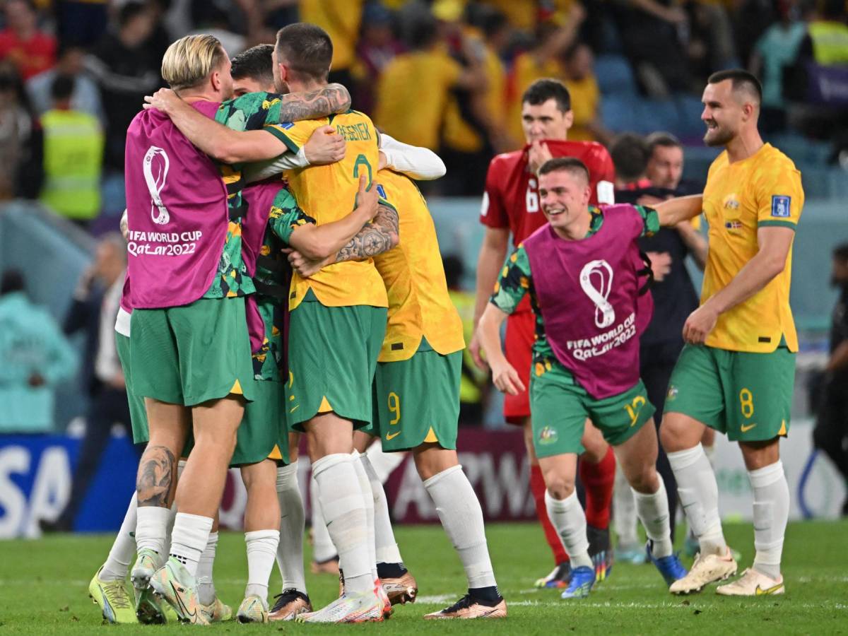 Los jugadores australianos celebraron su segunda clasificación histórica a octavos de final de un Mundial.