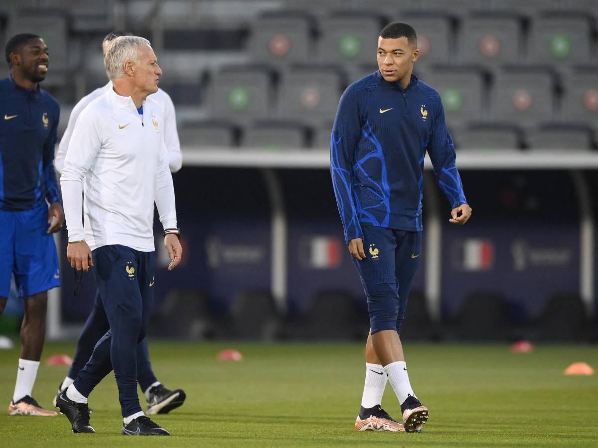 Didier Deschamps junto a Kylian Mbappé durante los entrenamientos previo a la gran Final ante Argentina.