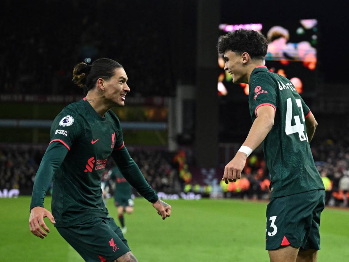 Stefan Bajcetic celebrando su gol junto al uruguayo Darwin Núñez.