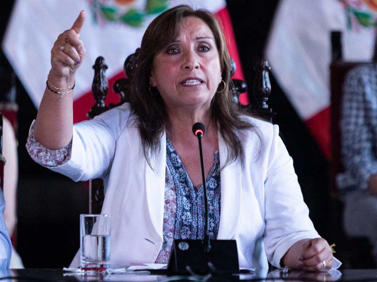 Presidenta de Perú descarta renunciar y “exige” al Congreso adelanto de elecciones