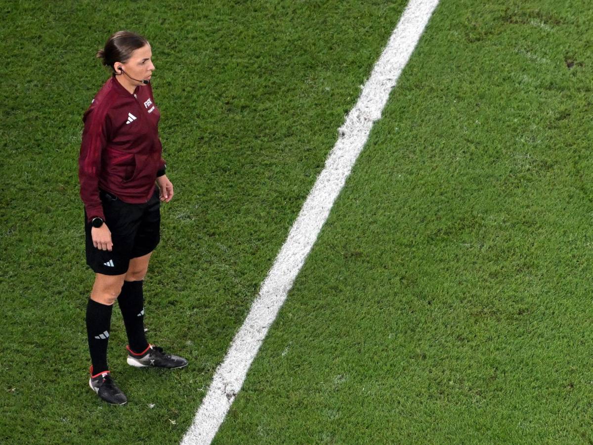 La francesa Stephanie Frappart, es la primera mujer árbitro que dirige un partido mundialista.