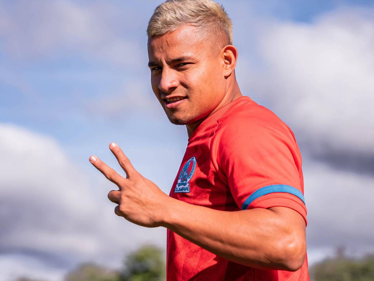 Germán Mejía se desempeña como centrocampista de contención.