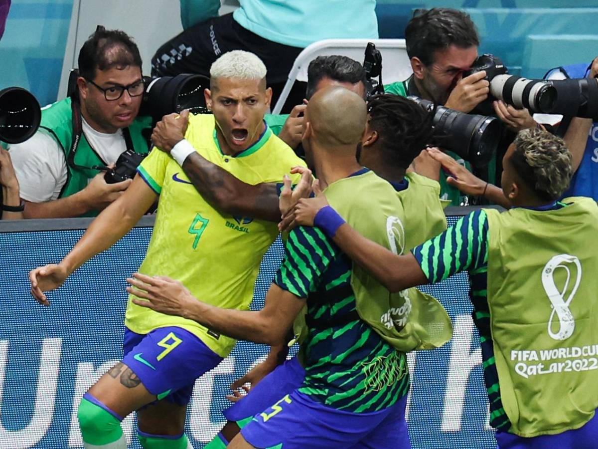 Richarlison celebrando el golazo ante Serbia.