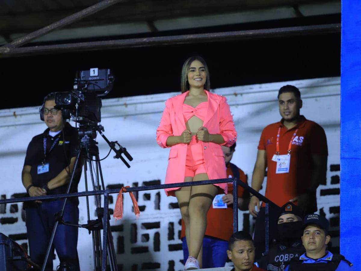 La hermosa periodista Cristel Osorio presente en la Gran Final del fútbol hondureño.