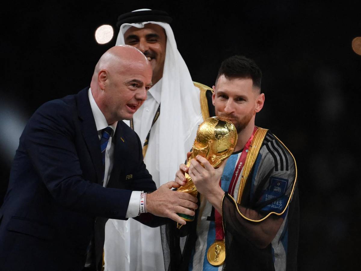 Lionel Messi besando la Copa del Mundo en Qatar.