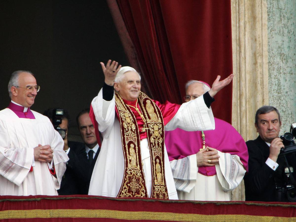 (ARCHIVOS) En esta foto de archivo tomada el 19 de abril de 2005, el alemán Joseph Ratzinger, el nuevo Papa Benedicto XVI, aparece en la ventana del balcón principal de la Basílica de San Pedro después de ser elegido Papa número 265 de la Iglesia Católica Romana en la Ciudad del Vaticano.