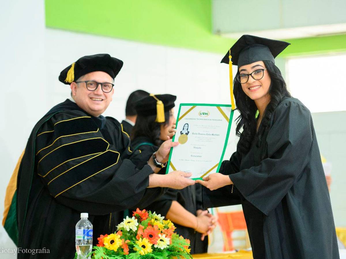 UTH de La Ceiba gradúa a 60 nuevos profesionales
