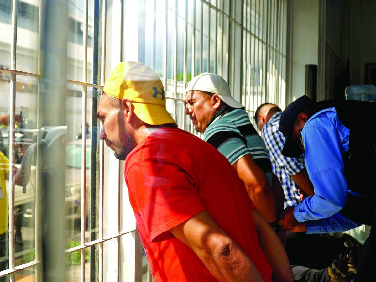 Llamada al 911 impidió que asaltantes se llevarán dinero de banco