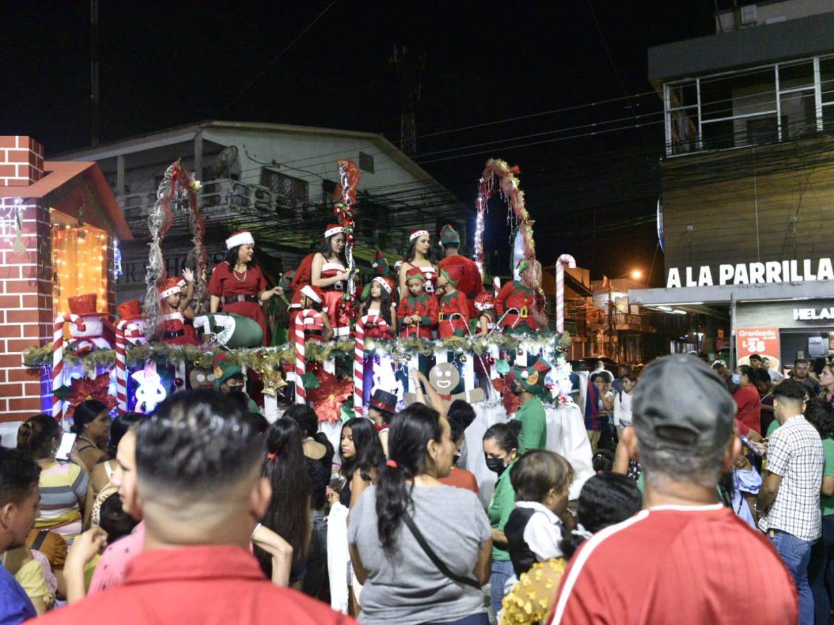 Los niños y jóvenes destacaron con vestuarios navideños. Las carrozas iban iluminadas, por la noche encendieron el árbol.