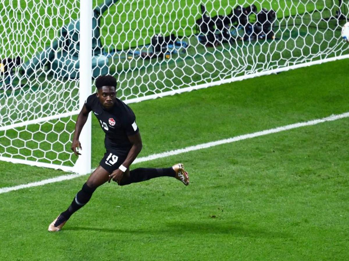 Alphonso Davies anotó el primer gol de Canadá en los Mundiales