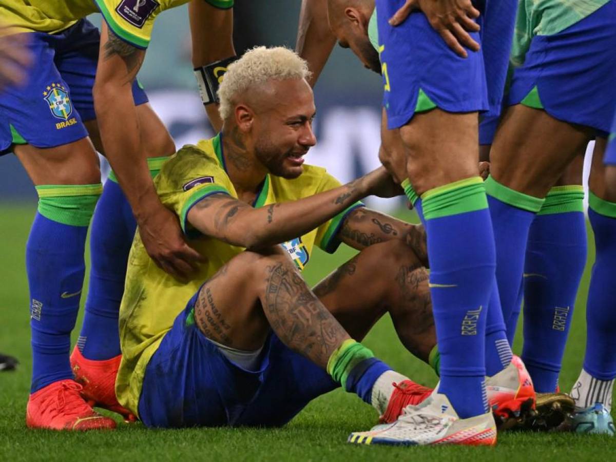 Neymar fue consolado por sus compañeros de Brasil tras la eliminación en cuartos de final.