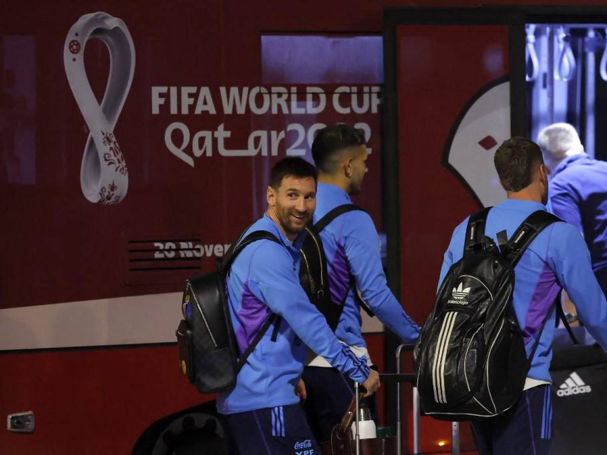 Lionel Messi se vio sonriente por algunos segundos en el momento que aterrizaron a Qatar.