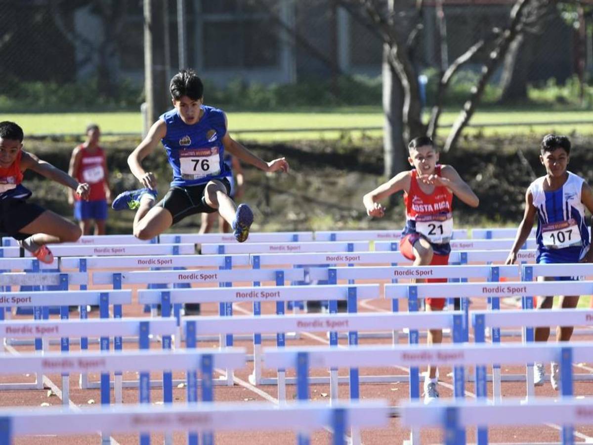 El joven de 14 años práctica atletismo.