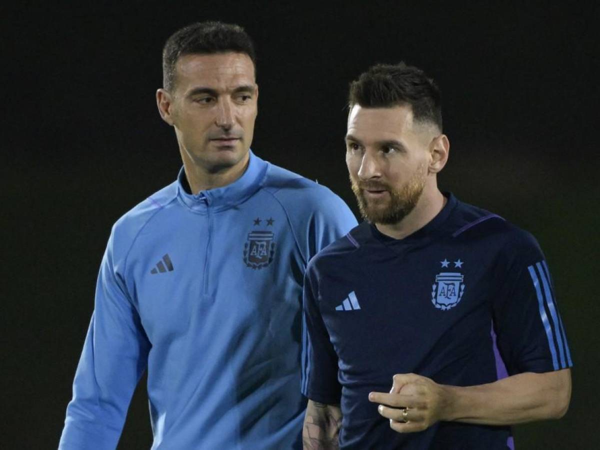 Scaloni junto a Messi en la práctica de la selección de Argentina.