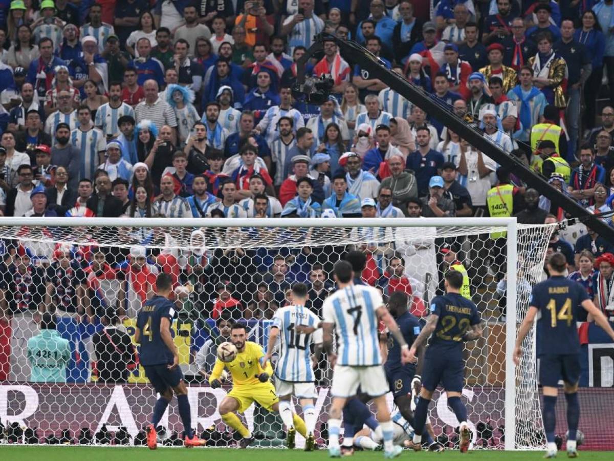 Hugo Lloris atento se quedó con la pelota.