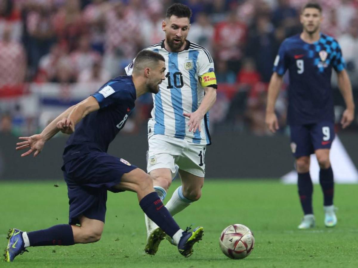 Mateo Kovacic de Croacia en la disputa del balón con Messi.