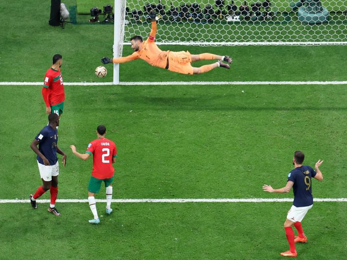 La chilena de El Yamiq dio en el palo.