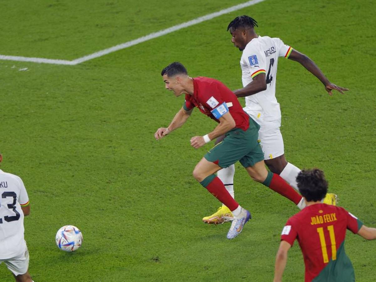 Momento en donde Cristiano Ronaldo cae en el área.