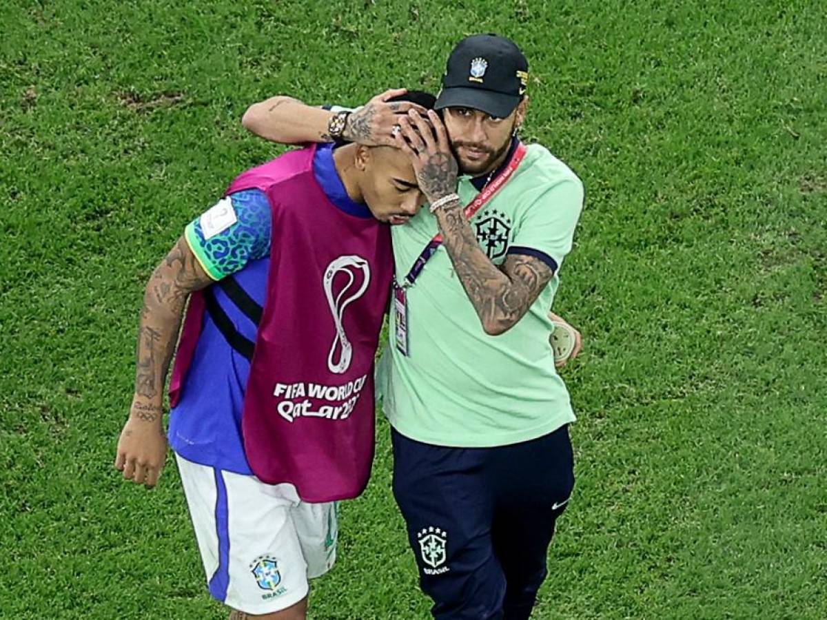 Gabriel Jesús consolado por Neymar.