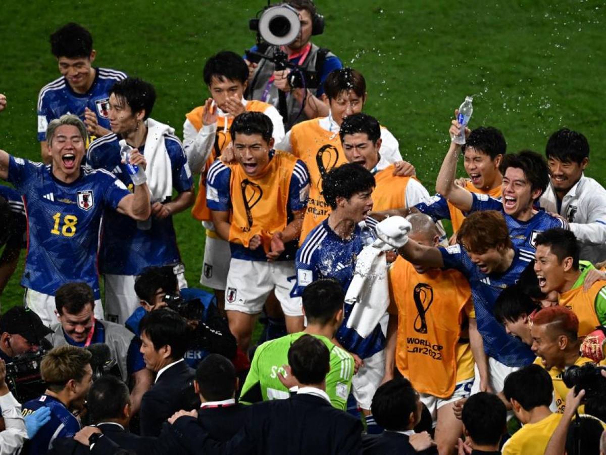 La plantilla de Japón festejó por todo lo alto el triunfo histórico ante Alemania.