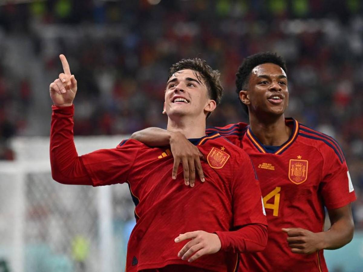 A sus 18 años y 110 días, ‘<b>Gavi</b>’ se convirtió en el español más joven en debutar en un Mundial, superando la marca lograda en Alemania-2006 por Cesc Fábregas (19 años), otro centrocampista ‘Made in’ La Masía.