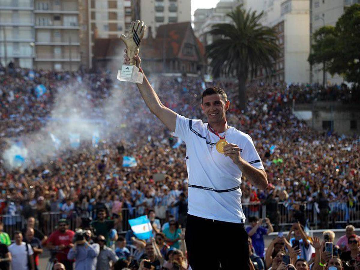 Una locura: 150 mil personas le rinden homenaje al Dibu Martínez