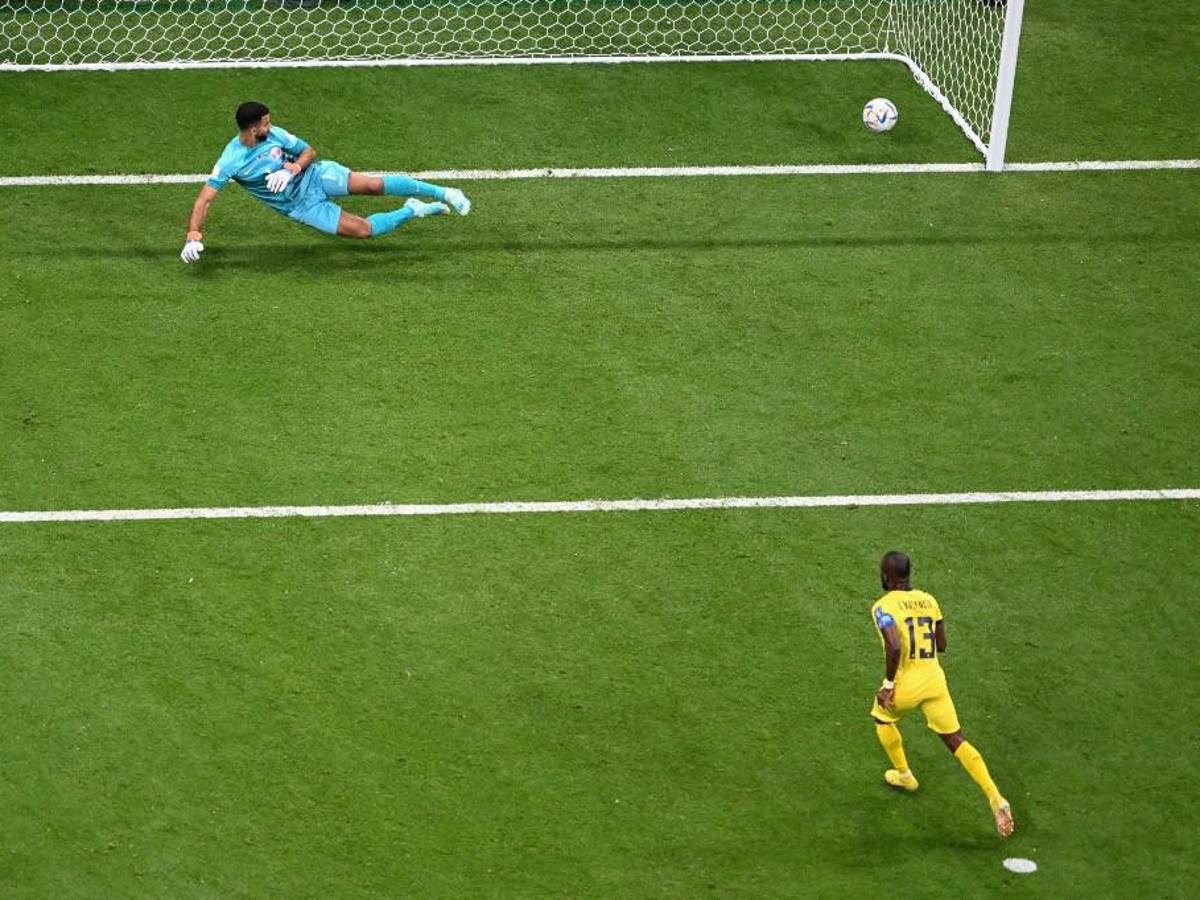 Enner Valencia en el momento de su remate de penal que abrió el marcador. Fue el primer gol del Mundial de Qatar 2022.