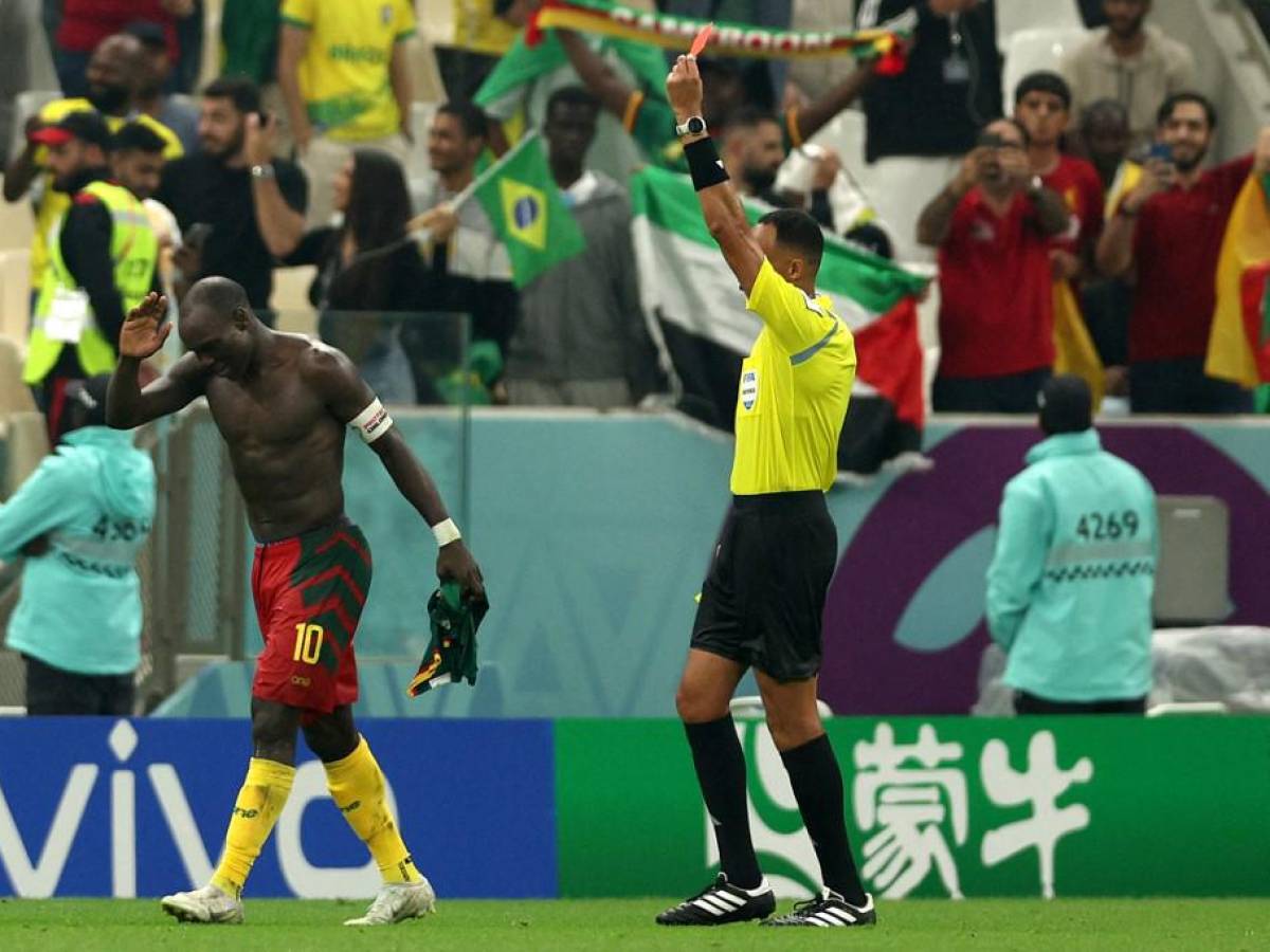 <b>Vincent Aboubakar marcó el gol que le dio la victoria a Camerún y fue expulsado por sacarse la camiseta ya que tenía tarjeta amarilla.</b>