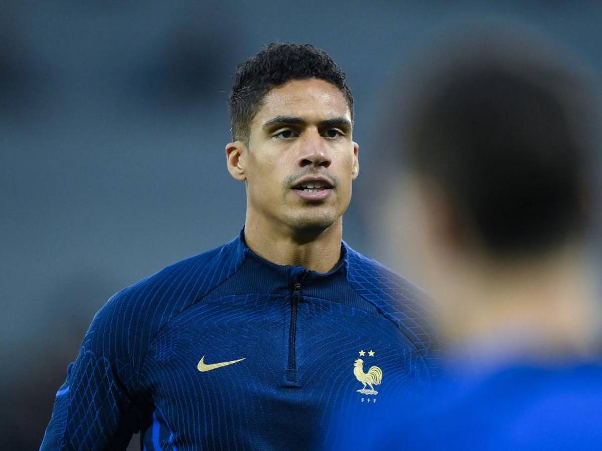 Raphael Varane entrenó con normalidad este sábado luego que había estado ausente por problemas de salud.
