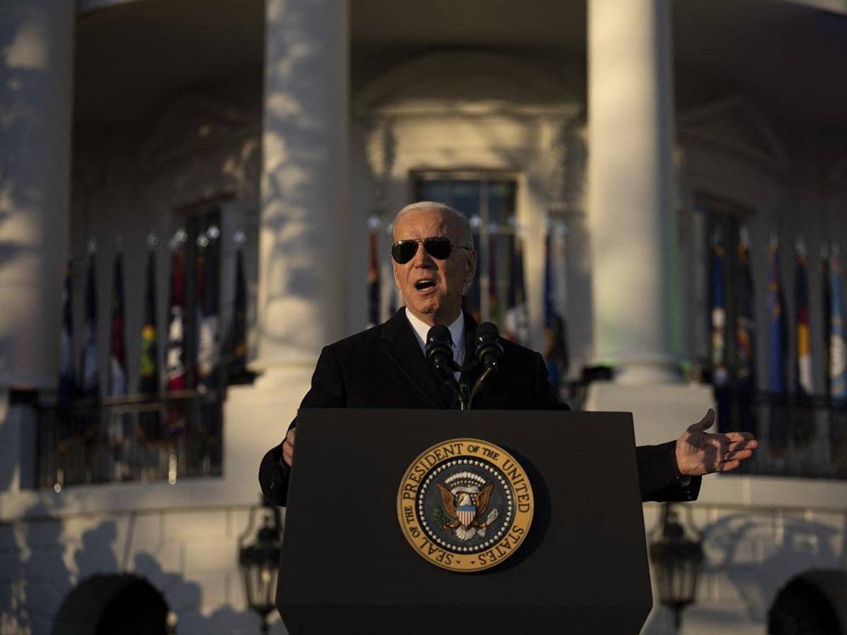 Biden llama a prohibir las armas de asalto en aniversario de masacre en EEUU