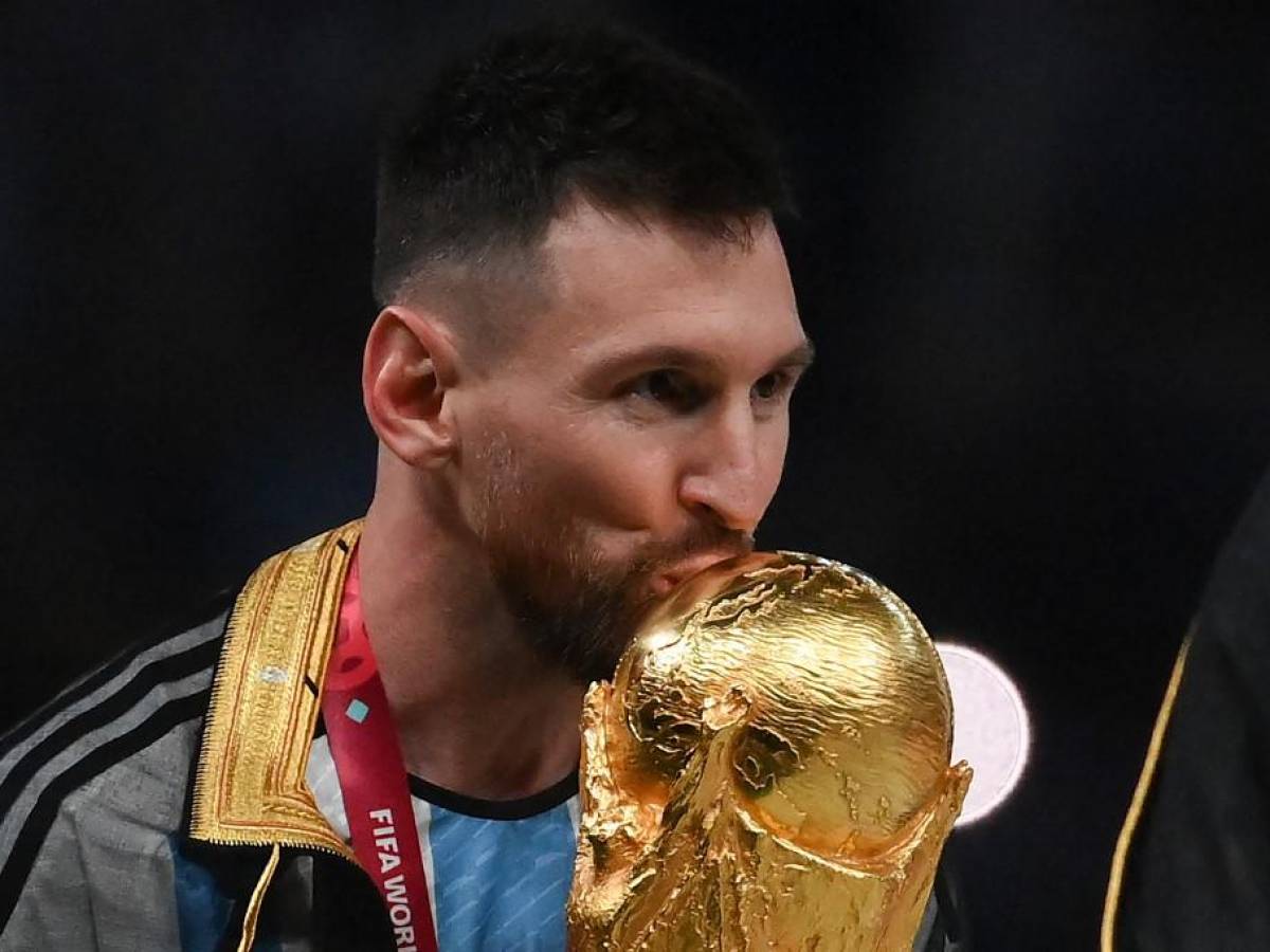 Lionel Messi besó la Copa del Mundo.