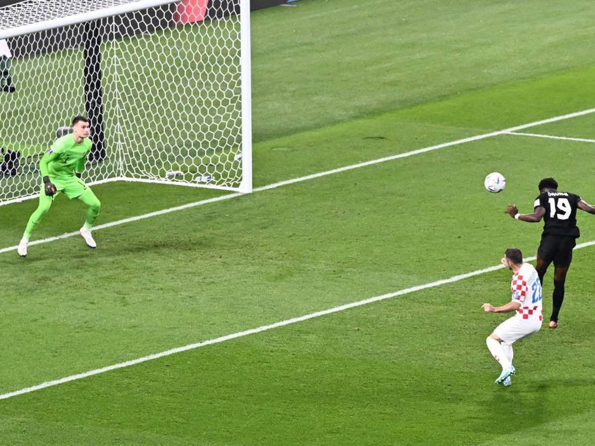 Momento del cabezazo de Alphonso Davies que se incrustó al fondo de las redes.