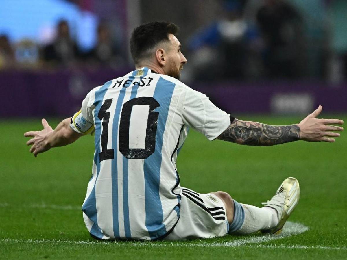 Lionel Messi reclamó una falta que no cobró el árbitro.