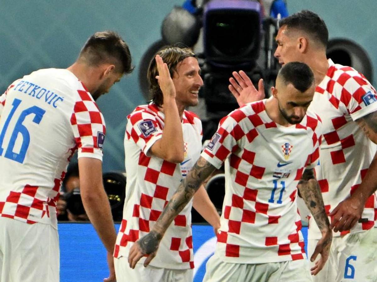 Luka Modric celebrando con sus compañeros de Croacia .
