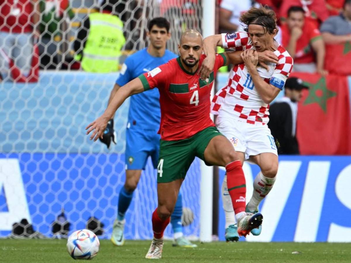 El centrocampista Luka Modric fue bien marcado por la zaga de Marruecos.