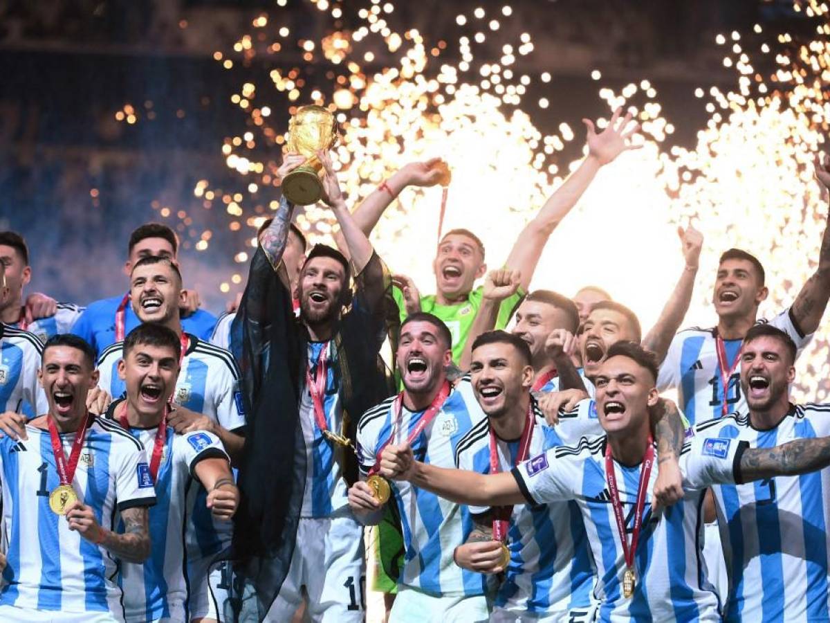 Messi alzó la Copa del Mundo y sus compañeros de Argentina festejaron con euforia.