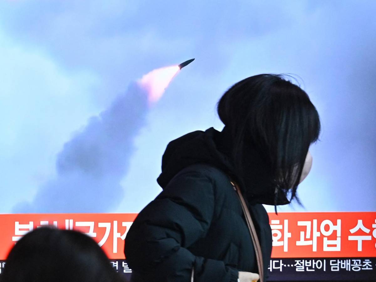 Corea del Norte dice que probó un misil hipersónico en presencia de Kim Jong-un