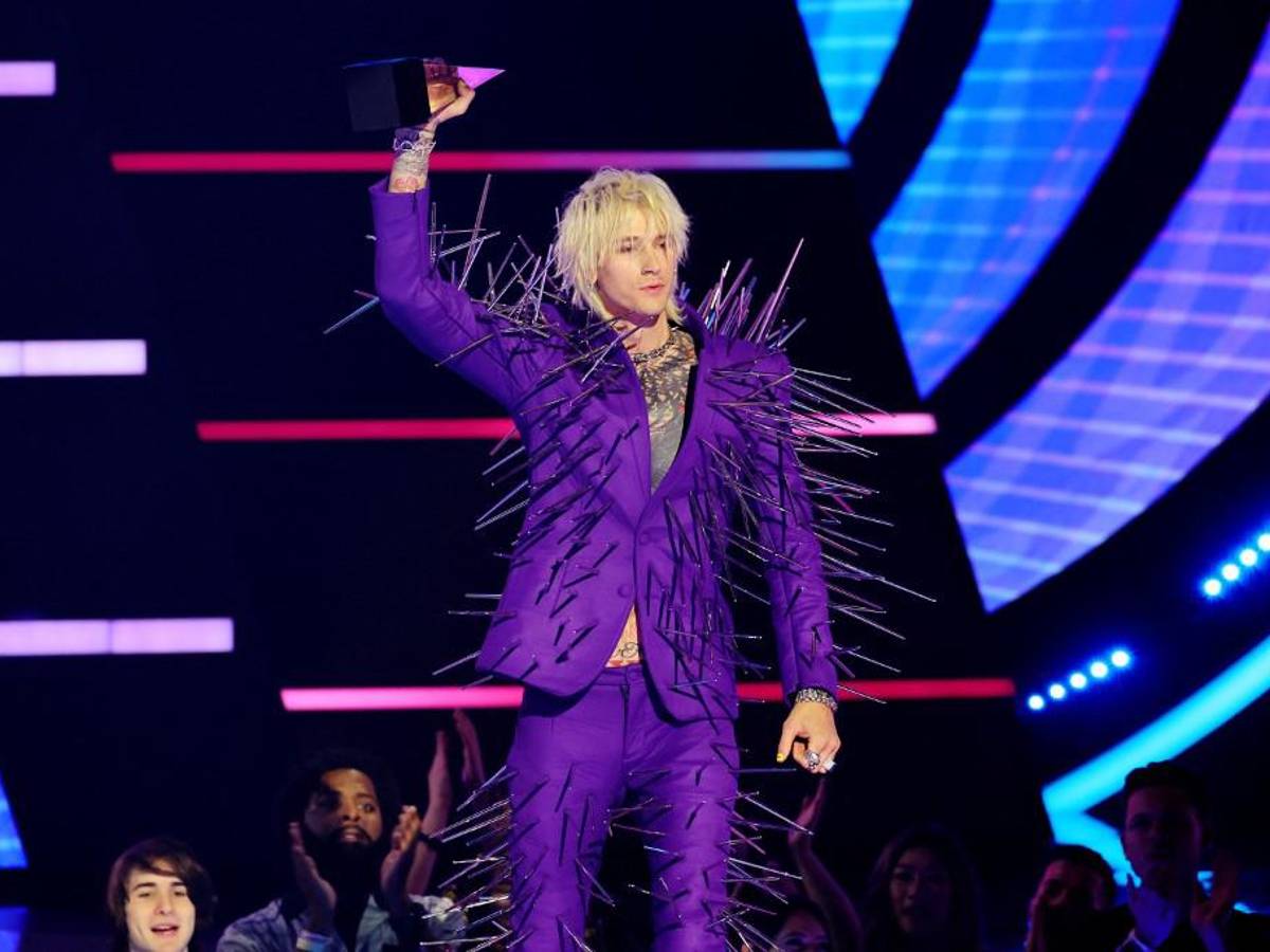 Machine Gun Kelly acepta el premio de Artista rock favorito.