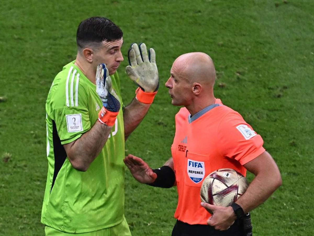 <b>Szymon Marciniak con el Dibu Martinez en el inicio de la tanda de penales.</b>