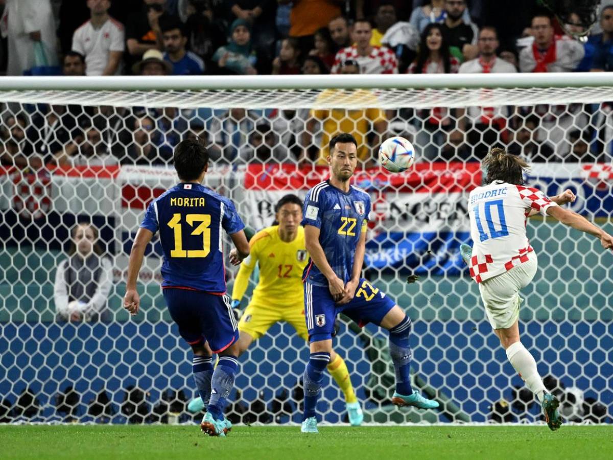 Luka Modric casi marca un golazo con este disparo que mandó al corner el guardameta japonés.